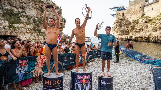 Sărituri în apă: Constatin Popovici câştigă a treia etapă a Red Bull Cliff Diving