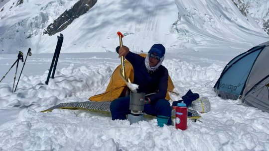 Din cauza vremii nefavorabile, alpinistul Horia Colibăşanu renunţă la ascensiunea spre vârful Gasherbrum II