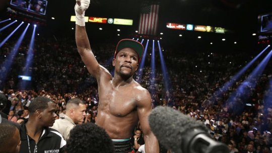 Floyd Mayweather îl învinge pe John Gotti III într-un meci demonstrativ