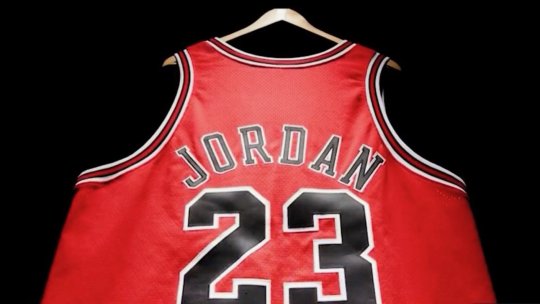 NBA: Un tricou purtat de Michael Jordan în sezonul „Last Dance”, vândut cu peste 12 milioane de dolari