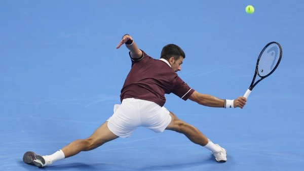 Djokovic revine în fața lui Zverev și se califică în semifinale la Beijing